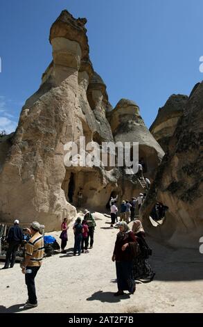 Les touristes se rassemblent autour d'une série unique de formations rocheuses volcaniques connues sous le nom de cheminées de fées à Pasabagi près de Zelve dans la région de Cappadoce en Turquie Banque D'Images