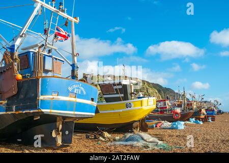 Hastings Fishing Boats s'est tiré sur la vieille ville Stade FishermeN'S Beach East Sussex. Hastings possède la plus grande flotte de pêche lancée sur la plage en Europe Banque D'Images