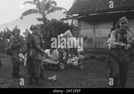 Garoet. Patrouilles de purification. Garut chinois : les citoyens chinois, cachés dans une maison de camp de l'INT, sont retrouvés par la patrouille de purification et transportés vers des zones plus sûres. Le petit ménage laissé est sorti, avec des soldats néerlandais aidant à la main Date: Octobre 1947 lieu: Indonésie, Pays-Bas Antilles orientales Banque D'Images