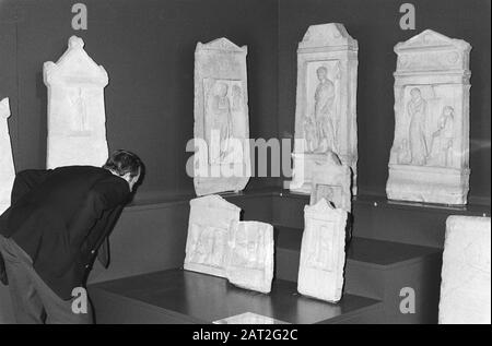 Rénovation du Musée national des Antiquités de Leiden; rouvrez au public des autels Sculptés pour la Déesse Nehalennia Date: 3 avril 1979 lieu: Leiden, Zuid-Holland mots clés: Sculptures, musées, ouvertures Nom de l'établissement: Rijksmuseum Banque D'Images