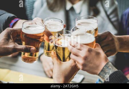 Groupe d'amis profitant d'une bière dans le pub brasserie - les jeunes mains applaudissante au restaurant bar - concept d'amitié et de jeunesse - Chaud filtre vintage - Banque D'Images