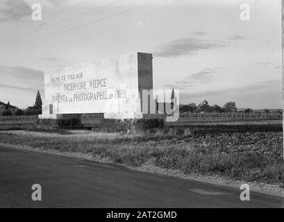 Voyage en France Mémorial à Nicephore Niepce à Saint-Loup-de-Varennes Annotation: Joseph Nicéphore Niépce est considéré comme l'un des inventeurs de la photographie. Date: Septembre 1935 lieu: France, Saint-Loup-de-Varennes mots clés: Photographes, monuments, panoramas Nom personnel: Niepce, Joseph Niephore Banque D'Images