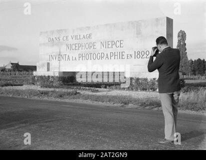 Voyage en France Mémorial à Niephore Niepce à Saint-Loup-de-Varennes avec pour Fustinoni photographier l'annotation: Joseph Nicéphore Niépce est considéré comme l'un des inventeurs de la photographie. Date: Septembre 1935 Lieu: France, Saint-Loup-De-Varennes Mots Clés: Photographes, Monuments Nom Personnel: Fustinoni, , Niepce, Joseph Niephore Banque D'Images