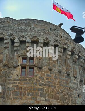 Grande tour de pierre centrale avec drapeau sur le dessus de la forteresse de Dinan, France Banque D'Images