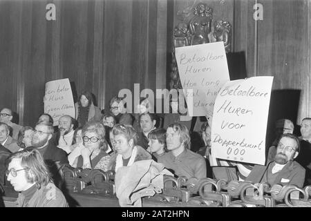 Le conseil municipal d'Amsterdam se réunit sur Dapperbuurt; les résidents Dapperbuurt avec des signes de protestation Date: 23 février 1972 lieu: Amsterdam, Noord-Holland mots clés: Conseils municipaux, réunions Banque D'Images