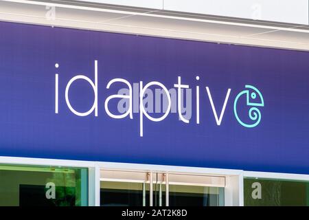 30 juillet 2019 Santa Clara / CA / USA - logo Idaptive à leurs hedquarters dans la Silicon Valley; Idaptive est une nouvelle organisation qui a été spun dehors de Banque D'Images
