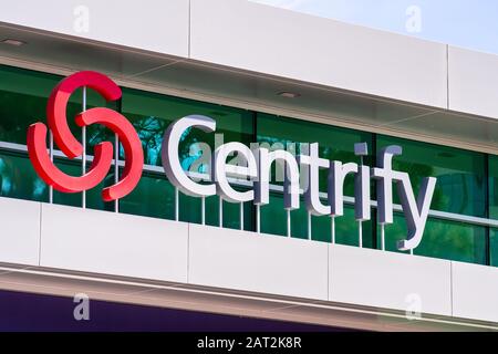 30 juillet 2019 Santa Clara / CA / USA - Centarify logo à leurs hedquarters dans la Silicon Valley; Centarify Corporation est une société américaine de cybersécurité Banque D'Images