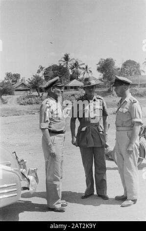 Visite du général britannique Montagu Stopford au général de brigade U Montagu Stopford avec le colonel gauche J.W. Sluyter, commandant de la U-Brigade et à droite une date majeure : novembre 1946 lieu : Batavia, Indonésie, Jakarta, Antilles néerlandaises Banque D'Images