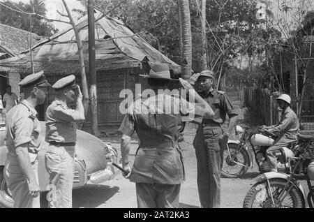 Visite du général britannique Montagu Stopford au général de brigade U Montagu Stopford avec le colonel gauche J.W. Sluyter, commandant de la U-Brigade et un grand salut au Colonel Uylenberg, commandant de la 2ème Brigade d'infanterie Date : novembre 1946 lieu : Batavia, Indonésie, Jakarta, Antilles néerlandaises Banque D'Images