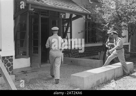 Visite du général britannique Montagu Stopford au général de brigade U Montagu Stopford et au colonel J.W. Sluyter, commandant de la Brigade U et un major entrent dans la officieuse du Veluwebataljon Date: Novembre 1946 lieu: Batavia, Indonésie, Jakarta, Pays-Bas Indes de l'est Banque D'Images