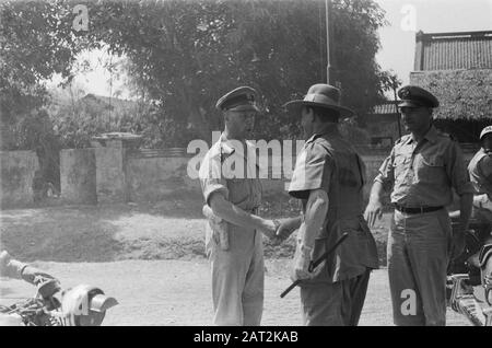 Visite du général britannique Montagu Stopford au général de la Brigade U Montagu Stopford secoue une main majeure. Colonel droit J.W. Sluyter, Commandant De La Brigade U Date : Novembre 1946 Lieu : Batavia, Indonésie, Jakarta, Antilles Néerlandaises De L'Est Banque D'Images