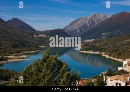 Reflet de la montagne dans le lac de Barrea dans les Abruzzes en automne, Italie Banque D'Images