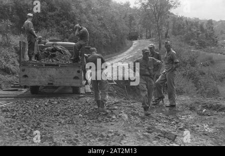 2ème Compagnie de campagne armée Genie Gekbrung Sukaboemi Genie s'est engagée à restaurer une route. Un capitaine part Date: Septembre 1947 lieu: Indonésie, Pays-Bas Antilles orientales Banque D'Images