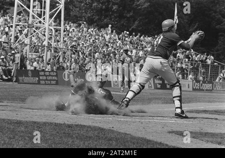 Championnats du monde de baseball à Haarlem entre Cuba et Porto Rico; Lourdes Gurriel marque pour Cuba sixième point, droite cacher José Lorenzana de Porto Rico Date: 19 juillet 1986 lieu: Haarlem mots clés: BONEBALL, mondial championnats Banque D'Images