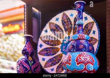 De beaux souvenirs traditionnels au bazar. Céramique colorée décorée avec un bel ornement pour l'achat. Banque D'Images