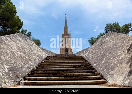 L'ancien escalier en pierre menant à l'église traditionnelle sur l'Addolorata dans cimetière près de Malte La Valette. Banque D'Images