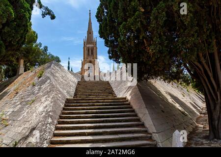 L'ancien escalier en pierre menant à l'église traditionnelle sur l'Addolorata dans cimetière près de Malte La Valette. Banque D'Images