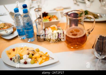 Plaque à fromage sur une table. Beaucoup de sortes de fromage sur une plaque. Banque D'Images