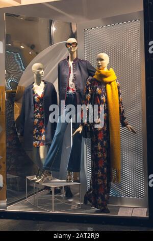 Magasin Ashion dans un centre commercial, mannequins dans un magasin de vêtements, vente d'hiver Banque D'Images