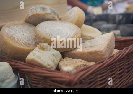 Fromage sur le comptoir du magasin. Nourriture Banque D'Images