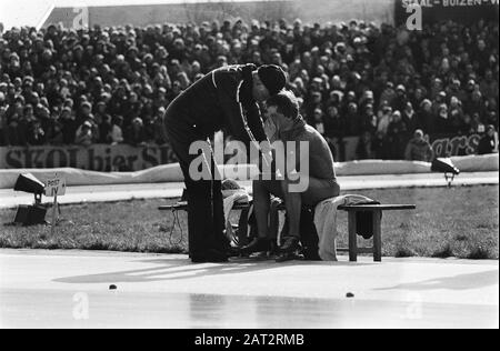 Championnat du monde d'hommes à Heerenveen. Yep Kramer a été déçu après sa disqualification sur les 500 mètres. Date: 1 Mars 1980 Lieu: Friesland, Heerenveen Mots Clés: Patinage, Sport Nom De La Personne: Kramer, Yep Banque D'Images