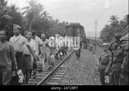 Célébrations 2 ans 11ème Bataillon de la Garde à Bandoeng. Extradition troupes de l'INT à Gombong Gombong : le 24 avril 1948, 400 prisonniers de guerre ont été remis à la République. Le transport était dirigé par le 2ème lieutenant Oranje, Cdt Troependet. Personnel C-div. 7 septembre. Les prisonniers de guerre ont quitté le train et traversent le pont (Status Quolijn) pour rejoindre le territoire occupé par les Républicains. Date: 24 Avril 1948 Lieu: Gombong, Indonésie, Java, Pays-Bas East Indies Banque D'Images