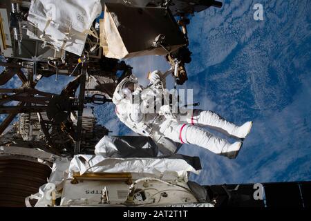 ISS - 25 janvier 2020 - l'astronaute de la NASA Andrew Morgan est photographié attaché à la Station spatiale internationale tout en finalisant les réparations thermiques sur l'Alpha Banque D'Images