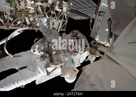 ISS - 25 janvier 2020 - l'astronaute de l'ESA (Agence spatiale européenne) Luca Parmitano est représenté attaché à la Station spatiale internationale tout en finalisant Banque D'Images