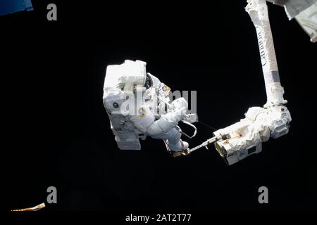 ISS - 25 janvier 2020 - l'astronaute de l'ESA (Agence spatiale européenne) Luca Parmitano est représenté attaché à la Station spatiale internationale tout en finalisant Banque D'Images