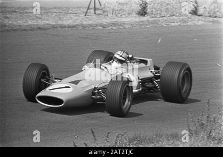 Formation Au Grand Prix 68 Zandvoort. Denny Hulme (1) dans sa Ford Mc Laren en action Date: 21 juin 1968 lieu: Zandvoort mots clés: Motorsport Nom personnel: Hulme, Denny Banque D'Images