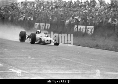 Grand Prix 68 Zandvoort. Jackie Stewart sous la pluie Date : 23 juin 1968 lieu : Zandvoort mots clés : Motorsport Nom personnel : Stewart, Jackie Banque D'Images