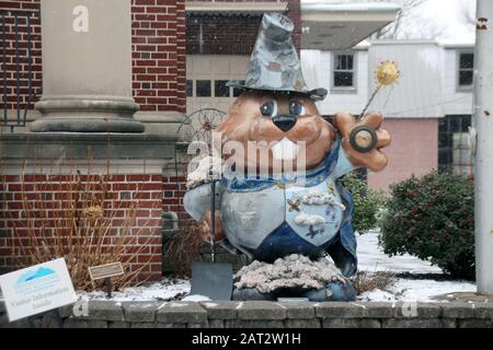 Punxsutawney, États-Unis. 19 janvier 2020. Une statue de marmotte. La petite ville est considérée comme la maison des marmots, grâce au film hollywoodien "Und täglich grüßt das Murmeltier" (Et le Marmot Greets Daily), qui y est fixé. (À dpa ''Groundhog Day'': Et chaque année Phil accueille de Punxsutawney') crédit: Christina Horsten/dpa/Alay Live News Banque D'Images