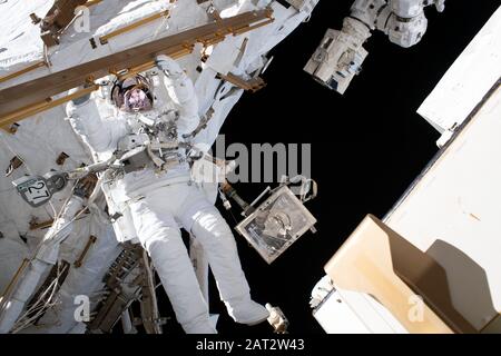 ISS - 25 janvier 2020 - l'astronaute de l'ESA (Agence spatiale européenne) Luca Parmitano est représenté attaché à la Station spatiale internationale tout en finalisant Banque D'Images