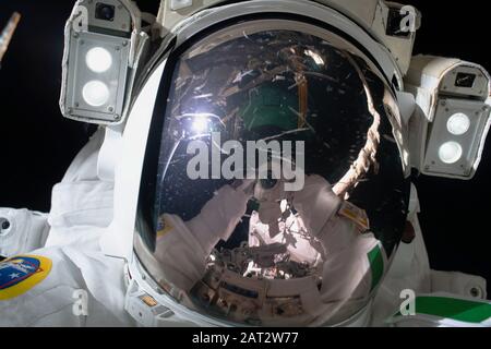 ISS - 25 janvier 2020 - l'astronaute de l'ESA (Agence spatiale européenne) Luca Parmitano prend un « rythme-selfie » avec la réflexion de sa caméra sur le casque de son appareil spatial Banque D'Images