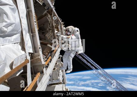 ISS - 25 janvier 2020 - l'astronaute de l'ESA (Agence spatiale européenne) Luca Parmitano est représenté attaché à la Station spatiale internationale tout en finalisant Banque D'Images