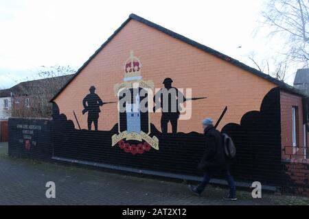 Belfast, Irlande. 29 janvier 2020. Un homme passe devant une fresque dans un quartier protestant de Belfast. La photo rappelle la bataille de la 36ème division Ulster dans la bataille de la somme pendant la première Guerre mondiale. (Retour à la violence? Les protestants d'Irlande du Nord sentent "trahison") crédit: Christoph Driessen/dpa/Alay Live News Banque D'Images