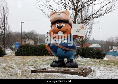 Punxsutawney, États-Unis. 19 janvier 2020. La statue d'une marmotte contient une lettre avec l'adresse de 'Gobbler's Knob'. Chaque année en février, la marmot Phil fait une prévision pour le cours de l'hiver sur ce morceau de forêt. La petite ville de Punxsutawney est considérée comme la maison des marmots grâce au succès du film hollywoodien "Et le quotidien de la Marmot", qui y est fixé. (À dpa ''Groundhog Day'': Et chaque année Phil accueille de Punxsutawney') crédit: Christina Horsten/dpa/Alay Live News Banque D'Images