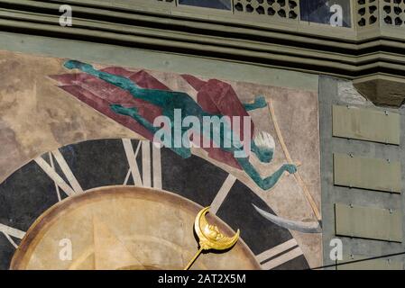 Le cadran ouest de l'horloge : Victor Surbek 1929 fresque 'Début de L'Heure'. La peinture montre Chronos se balançant avec cape fluttering, et Adam et Banque D'Images