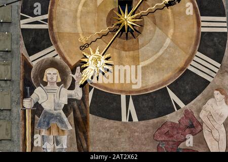 Le cadran ouest de l'horloge : Victor Surbek 1929 fresque 'Début de L'Heure'. La peinture montre Chronos se balançant avec cape fluttering, et Adam et Banque D'Images
