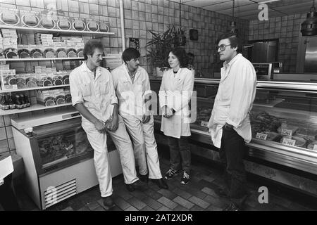 Le plus grand magasin juif de boucher dans la Ferdinand Bolstraat à Amsterdam occupé par le personnel, contre la politique du conseil de la synagogue principale néerlandaise-israélienne à Amsterdam Date: 24 septembre 1981 lieu: Amsterdam, Noord-Holland mots clés: Professions, personnel, bouchers Banque D'Images