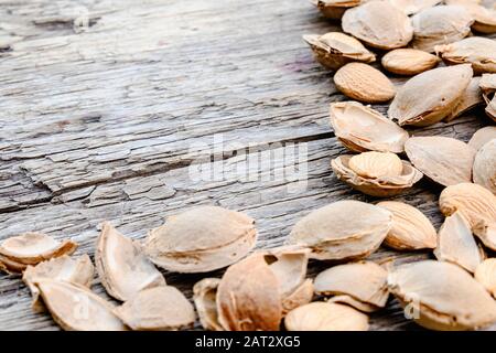 Le noyau d'abricots et de pierres sur le fond de vieux planches. Abricots pour la fabrication de comprimés et de médicaments. Gros plan. Banque D'Images