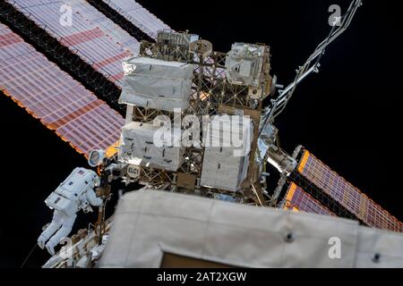 ISS - 25 janvier 2020 - l'astronaute de l'ESA (Agence spatiale européenne) Luca Parmitano est représenté attaché à la Station spatiale internationale tout en finalisant Banque D'Images