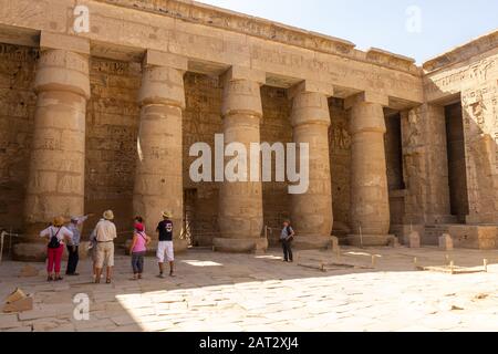 Grandes colonnes dans le temple de Medinet Habu Banque D'Images