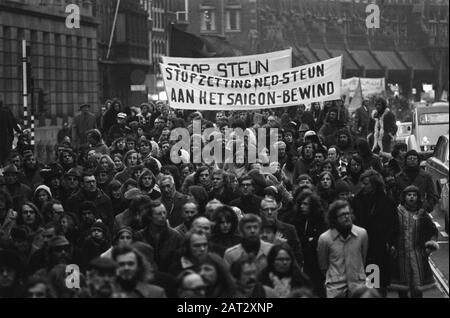 Grande manifestation à Amsterdam contre la guerre au Vietnam, manifestants avec bannière Arrêter le soutien néerlandais à Saigon règne/Date: 23 décembre 1972 lieu: Amsterdam, Noord-Holland mots clés: Manifestations, guerres, bannières Banque D'Images