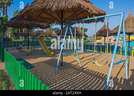 Structure de balançoires dans l'aire de jeux pour enfants avec toboggan Banque D'Images