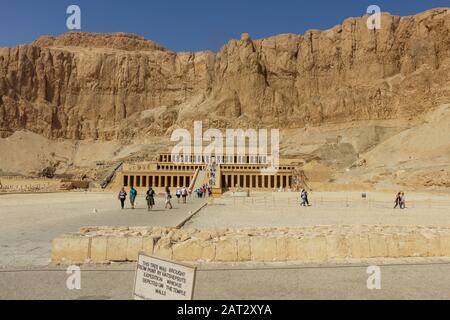 Vue d'ensemble sur le temple mortuaire de Hatshepsut Banque D'Images