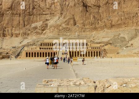 Les touristes visitent le temple mortuaire de Hatshepsut Banque D'Images