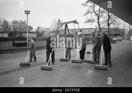 Grand nettoyage à Schoonebeek après la source d'huile; les travailleurs balaient les rues de sable Date: 10 novembre 1976 lieu: Drenthe, Schoonebeek mots clés: Nettoyage, STREATES, huile Banque D'Images