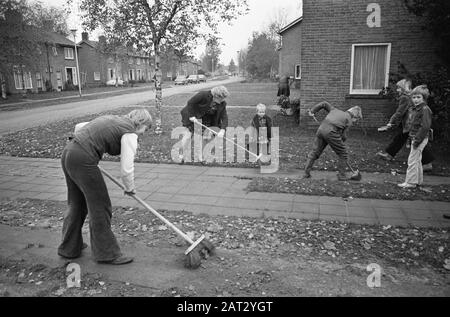 Grand nettoyage à Schoonebeek après la source de pétrole; résidents des rues propres Date: 10 novembre 1976 lieu: Drenthe, Schoonebeek mots clés: Nettoyage, STREES, résidents, pétrole Banque D'Images