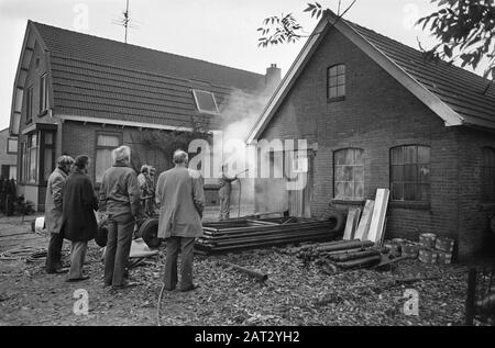 Grand nettoyage à Schoonebeek après la source d'huile; nettoyage de maison Date: 10 novembre 1976 lieu: Drenthe, Schoonebeek mots clés: Nettoyage, maisons, huile Banque D'Images